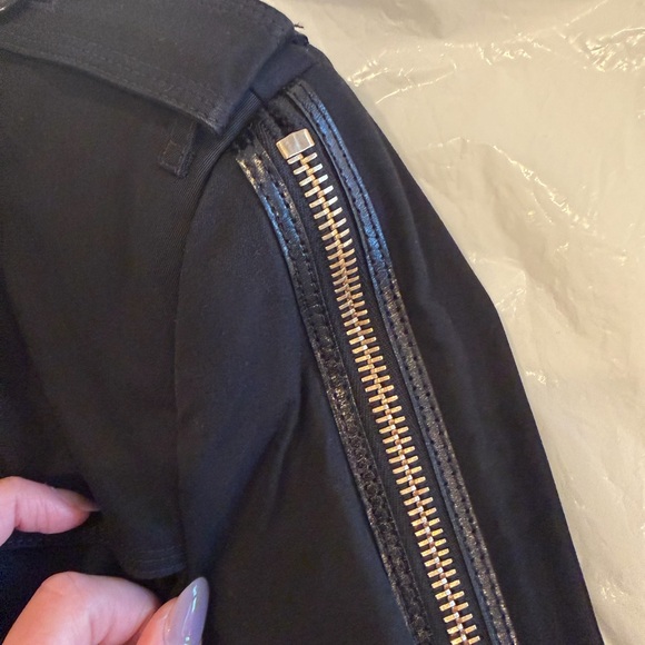Burberry black women’s trenchcoat with leather and zippers accents - Picture 10 of 10